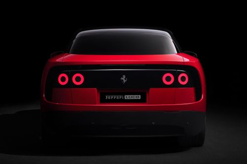  Cụm đèn hậu dạng panel lấy cảm hứng từ các siêu xe "đàn anh" 360 Modena và 458 Italia. Cánh gió khí động học phía sau được thiết kế dạng "floating" (nổi), tức tách khỏi thân xe và bao quanh phần thân kính nhằm tối ưu luồng không khí. 