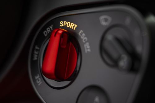  Mặc dù là một mẫu xe điện, khối lượng của Ferrari Luce chỉ vào khoảng 2.260 kg, giúp khả năng tăng tốc 0-100 km/h chỉ trong 2,5 giây, trước khi đạt tốc độ tối đa hơn 310 km/h. 