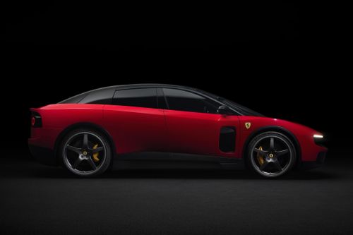  Xe có kích thước 5.026 x 1.999 x 1.544 mm, trục cơ sở dài 2.961 mm. Ferrari nhấn mạnh thiết kế "glass house" (nhà kính), với phần kính kéo dài xuống thấp hơn và hòa vào thân xe, tạo cảm giác liền mạch. 