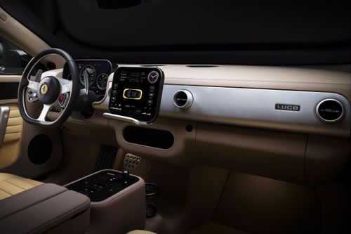  Nội thất của Ferrari Luce được xem là bước đi mới trong thiết kế của hãng khi được phát triển bởi studio LoveFrom, do nhà thiết kế Marc Newson và cựu Giám đốc Thiết kế của Apple Jony Ive sáng lập. 