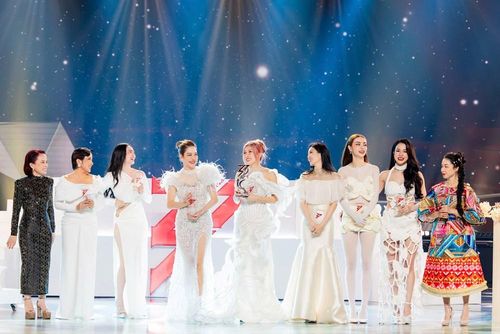 Tại “Chị đẹp đạp gió rẽ sóng” mùa đầu tiên, những ồn ào xoay quanh mối quan hệ giữa Lệ Quyên và các “chị đẹp” khác nhiều lúc được cắt ghép theo hướng kịch tính hóa để tạo tranh cãi và thu hút sự chú ý