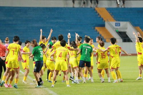 Niềm vui của các cô gái TP.HCM sau khi bảo vệ thành công chức vô địch