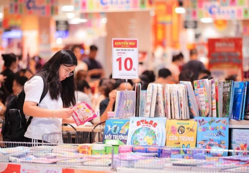 Học sinh tìm sách đọc tại Siêu thị AEON Long Biên. Ảnh: Hoàng Hiếu - TTXVN