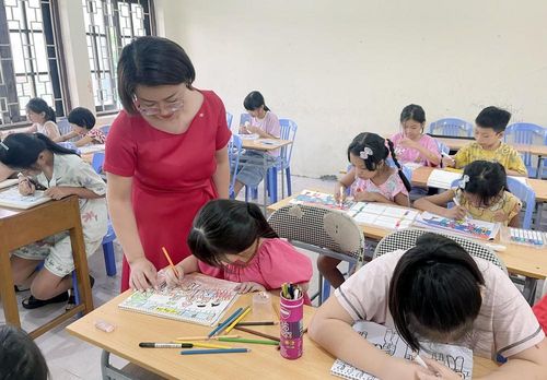 Lớp bồi dưỡng năng khiếu âm nhac, thể thao, hội họa…cho các học sinh dịp hè. Ảnh: Thế Duyệt – TTXVN
