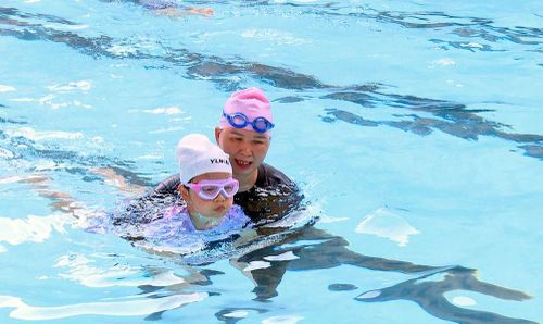 Dạy bơi, phòng chống đuối nước cho các học sinh. Ảnh: Thế Duyệt – TTXVN