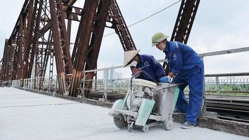 Công nhân thi công trên cầu Long Biên sáng 26/5. (Ảnh QUỐC TOẢN)