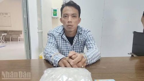 Đối tượng Trần Quốc Thái cùng tang vật. (Ảnh: Công an An Giang)