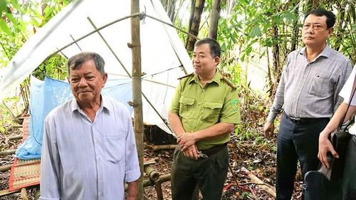 Ông Hai Chìa bên nơi canh giữ trong vườn.