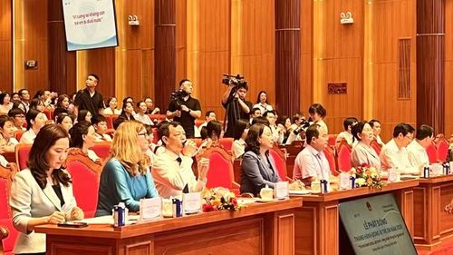 Các đại biểu trong và ngoài nước tham dự lễ phát động.