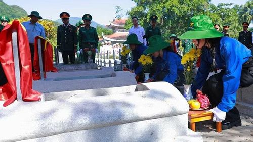 Thế hệ trẻ dâng lễ, tri ân liệt sĩ.