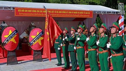 Đội quân kỳ tham gia nghi lễ truy điệu các liệt sĩ.