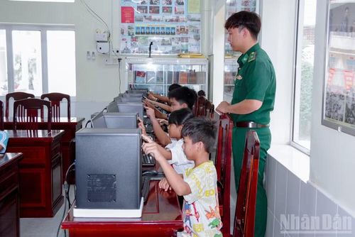 Các em học sinh thực hành trên máy tính.