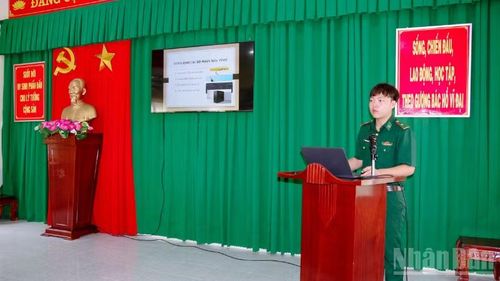 Cán bộ đồn Biên phòng Vĩnh Hải lên lớp giới thiệu phần lý thuyết về tin học cho các em.