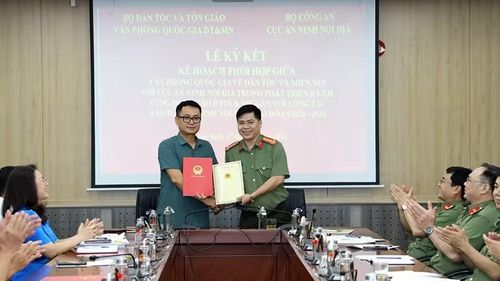 Lãnh đạo hai đơn vị trao biên bản ký kết. (Ảnh Bộ Dân tộc và Tôn giáo)