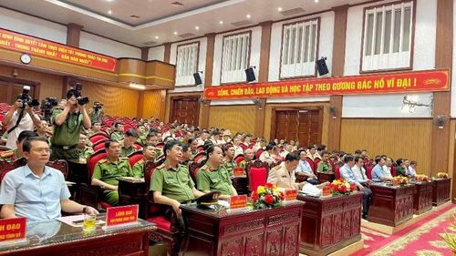 Các đại biểu tham dự buổi lễ.