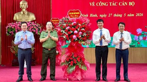 Các đồng chí lãnh đạo tỉnh Ninh Bình tặng hoa chúc mừng tân Giám đốc Công an tỉnh Lai Châu.