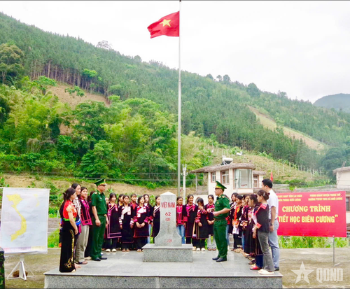  Cán bộ Đồn Biên phòng Huổi Luông thực hiện Chương trình "Tiết học biên cương".