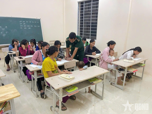  Thiếu tá QNCN Đào Nguyên Túc đứng lớp dạy xóa mù chữ cho đồng bào dân tộc Mông ở bản biên giới.