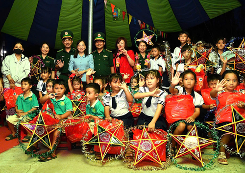 Bộ đội Biên phòng tỉnh Đắk Lắk và các đơn vị kết nghĩa trao quà tặng các em nhỏ phường Sông Cầu.