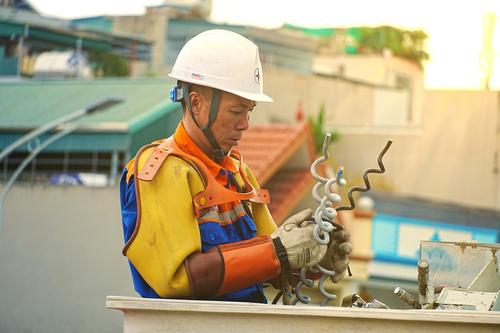 Nhân viên Đội Hotline Công ty Điện lực Quảng Ninh sửa chữa điện trên lưới. Ảnh: EVNNPC