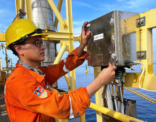 Kỹ sư Nguyễn Quốc Cường kiểm tra bảo dưỡng các tủ junction box trên giàn nén khí.