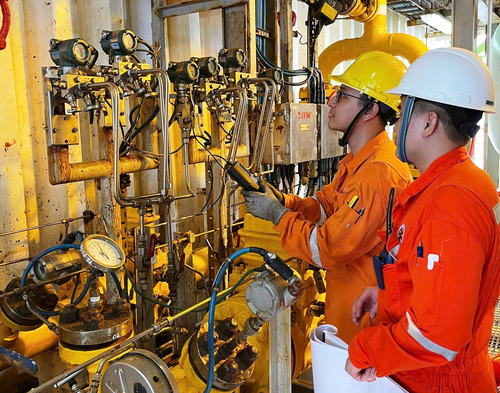 Kỹ sư Nguyễn Quốc Cường (bên trái) đang hiệu chuẩn transmitter hệ thống gaslift metering của giàn nén khí Mỏ Rồng - Đồi Mồi.
