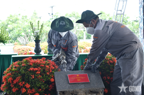  Ban Chỉ đạo 515 tỉnh Vĩnh Long tiến hành lấy 10 mẫu sinh phẩm hài cốt liệt sĩ từ những phần mộ liệt sĩ chưa xác định được danh tính để giám định ADN. 