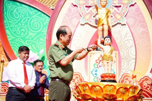 Thiếu tướng Nguyễn Hữu Hợp, Giám đốc Công an thành phố thực hiện nghi thức tắm Phật