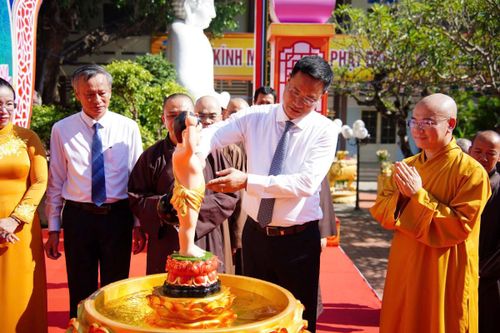 Bí thư Thành ủy Lê Ngọc Quang thực hiện nghi thức tắm Phật
