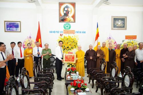 Bí thư Thành ủy Lê Ngọc Quang tặng hoa, quà chúc mừng Ban Trị sự GHPGVN thành phố