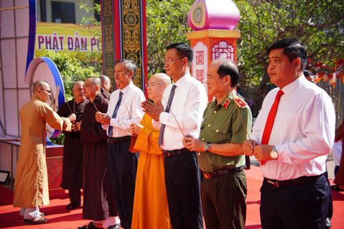 Lãnh đạo thành phố dâng hương tại lễ đài chính của Phật giáo Đà Nẵng
