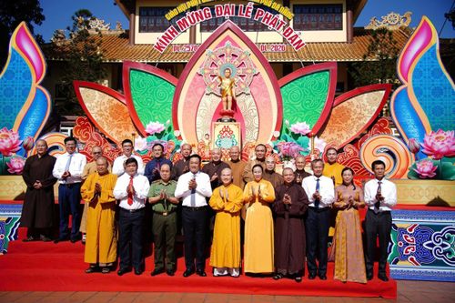 Lãnh đạo thành phố chụp ảnh lưu niệm cùng Ban Trị sự GHPGVN thành phố