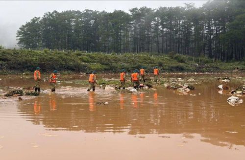 Hàng trăm lượt người tham gia công tác tìm kiếm cháu bé trong 3 ngày qua