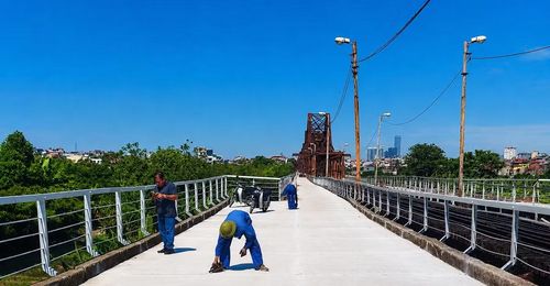 Sau gần 2 tháng cấm đường để thi công xuyên ngày đêm, cầu Long Biên (Hà Nội) đã chính thức hoàn thành đợt sửa chữa đột xuất quy mô lớn, sẵn sàng đón người dân lưu thông trở lại.