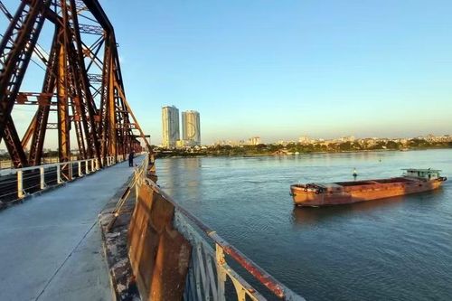 Không còn những mảng ổ gà chắp vá, thay vào đó là thảm bê tông nhẵn mịn chạy dài, hệ thống lan can thép được sơn sửa đồng bộ mang đến diện mạo mới ấn tượng.