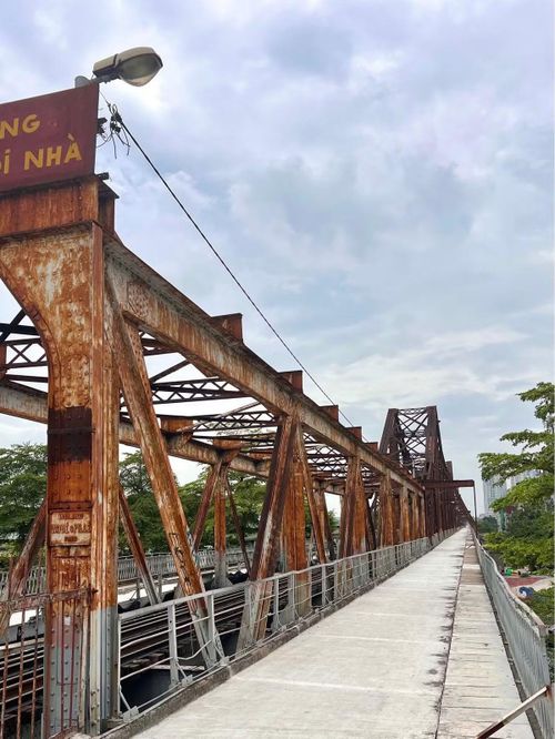 Mặt đường trên cầu Long Biên láng mịn.