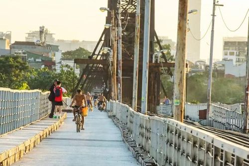Những khâu kiểm tra cuối cùng của kỹ sư công trình trên hành lang đường bộ vừa thảm xong. Việc sửa chữa bề mặt đường đi bộ không chỉ phục vụ giao thông mà còn đảm bảo an toàn tuyệt đối cho người dân lưu thông hàng ngày.