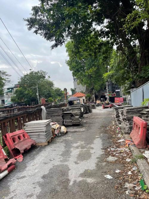 Đường dẫn lên cầu phía từ Long Biên cũng được gấp rút dọn dẹp để chuẩn bị cho người dân lưu thông.