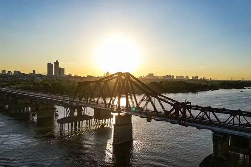 Khung cảnh tráng lệ buông xuống, nhuộm vàng rực toàn bộ cây cầu thế kỷ.