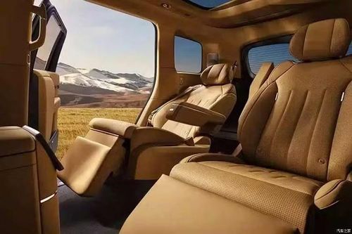 Trong khi đó, khu vực bệ trung tâm được trang bị hai đế sạc điện thoại không dây, đi kèm hệ thống tạo hương thơm và đèn viền nội thất. Hệ thống hỗ trợ lái là một trong những điểm nhấn lớn của Xpeng GX. Xe có 4 cấu hình chip AI Touring, gồm 750 TOPS, 1.500 TOPS, 2.250 TOPS và 3.000 TOPS. Phiên bản cuối cùng dự kiến được mở bán trong nửa cuối năm 2026 với khả năng tự lái cấp độ 4.