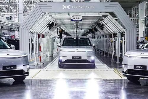 Xpeng GX có kích thước dài x rộng x cao lần lượt 5.265 x 1.999 x 1.800 mm và chiều dài cơ sở đạt 3.115 mm. Dù sở hữu phần đầu xe cao, mẫu SUV gia đình cỡ lớn này vẫn có hệ số cản gió 0,255 Cd. Bất chấp các quy định mới sắp áp dụng tại Trung Quốc, GX vẫn sử dụng tay nắm cửa ẩn nhằm đồng bộ với phong cách thiết kế tối giản tổng thể. Xe sử dụng bộ mâm 21 hoặc 22 inch.