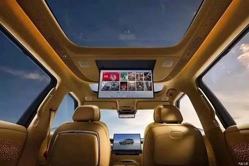 Xpeng GX còn được trang bị hệ thống âm thanh 33 loa, tủ lạnh tích hợp và màn hình treo trần kích thước 21,4 inch. Khu vực mặt táp-lô sử dụng màn hình cảm ứng trung tâm 17,3 inch, bảng đồng hồ kỹ thuật số LCD 8,8 inch và màn hình hiển thị thông tin kính lái HUD thực tế tăng cường kích thước 88 inch.