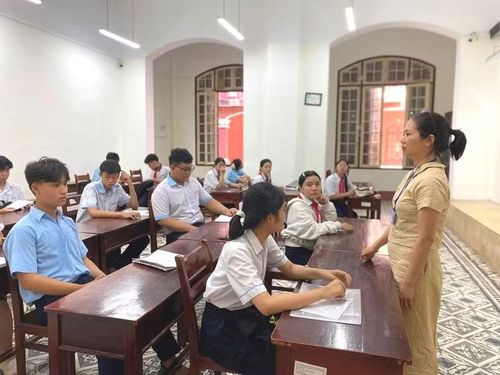 Thí sinh nghe phổ biến quy chế thi. Ảnh huengaynay.vn