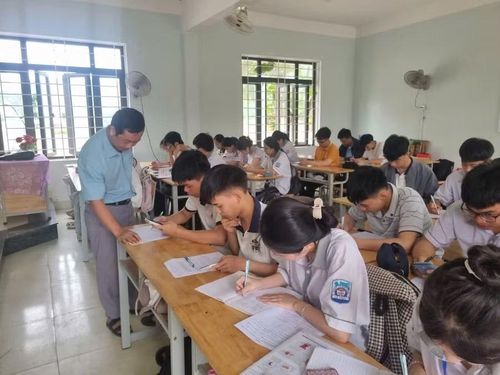 Thầy, cô giáo theo dõi sát sao, động viên học sinh trong chặng đường cuối.