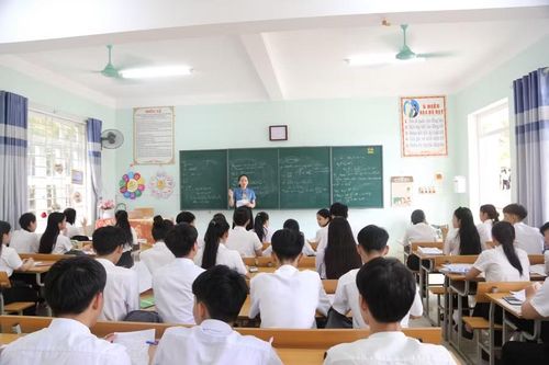 Giáo viên Trường THPT Minh Hóa phụ đạo kiến thức cho học sinh trước ngày thi.
