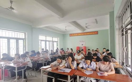 Học sinh Trường THPT Tuyên Hóa nỗ lực trong chặng cuối cùng trước kỳ thi.