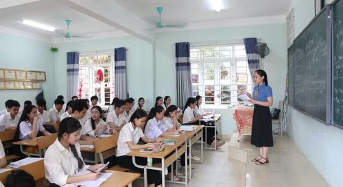 Cô Hoàng Thị Thúy Vững hướng dẫn cho học sinh giải các đề tham khảo và kỹ năng làm bài.