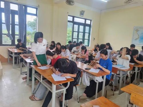 Giáo viên Trường THPT Lê Trực nỗ lực đồng hành cùng học sinh lớp 12.