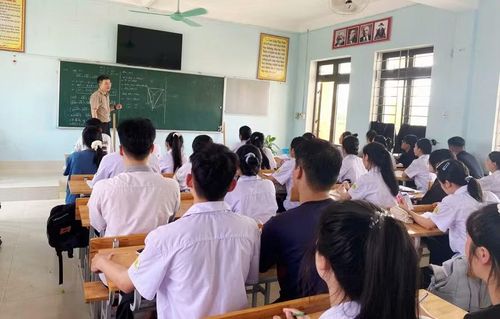 Giáo viên Trường THPT Tuyên Hóa tăng cường ôn tập kiến thức cho học sinh.