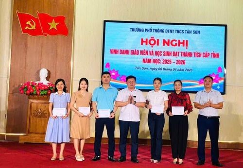 Lãnh đạo Trường phổ thông DTNT THCS Tân Sơn trao thưởng giáo viên.